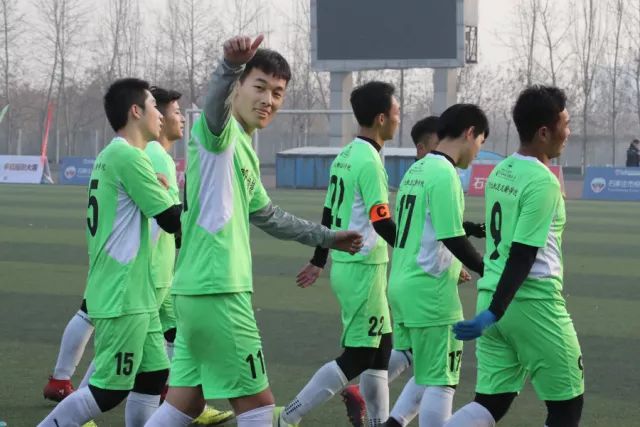43岁迪福被拍到与新女友约会，幽默为其扇风